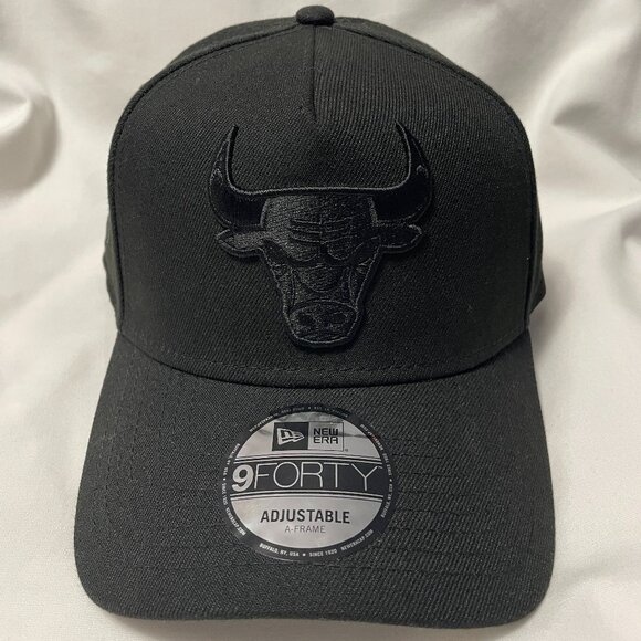 Chicago Bulls Hat Mens Adjustable Snapback Black on Black New Era 9Forty - Picture 1 of 4